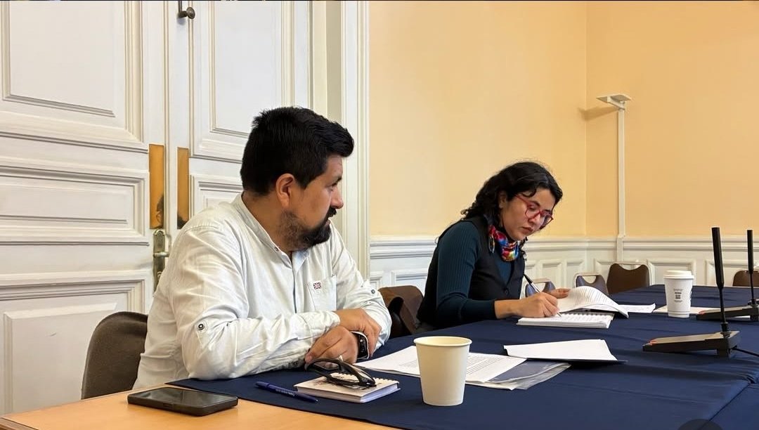 Integrantes de AGPECH trabajando en una mesa de trabajo